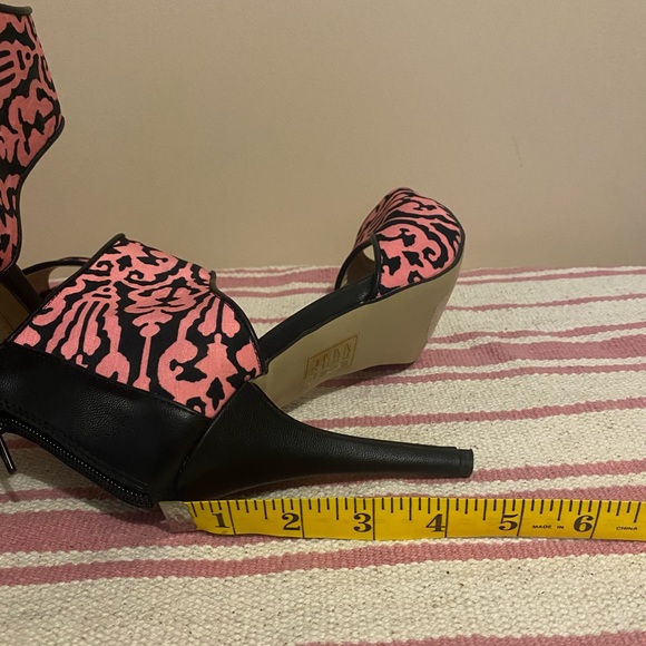 Floral Pink & Black Pumps 🖤💖 - Picture 3 of 4